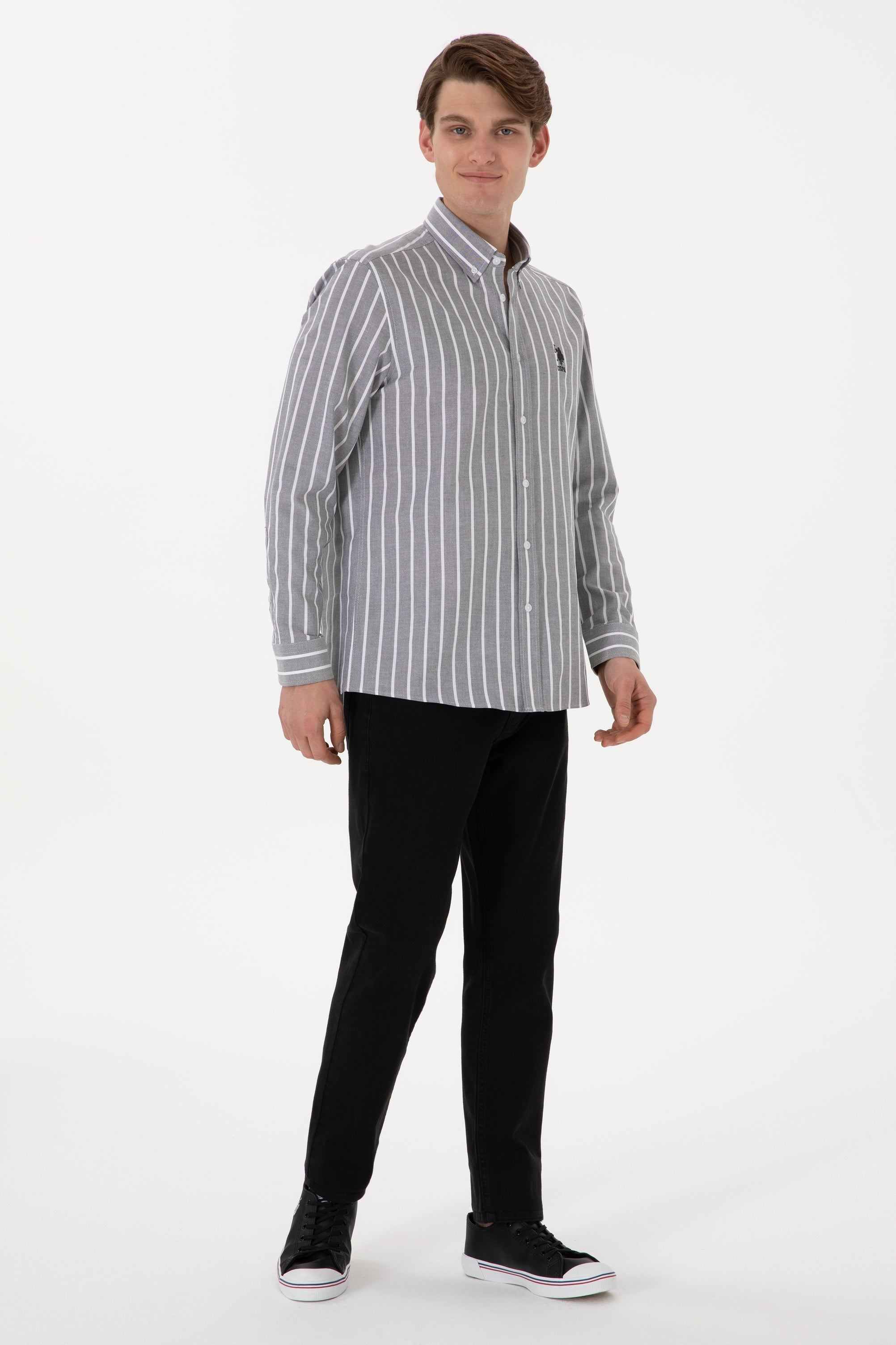 Cămașă Bărbați Pe Gri Cu Dungi Verticale Albe Și Logo Brodat