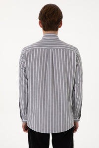 Cămașă Bărbați Pe Gri Cu Dungi Verticale Albe Și Logo Brodat
