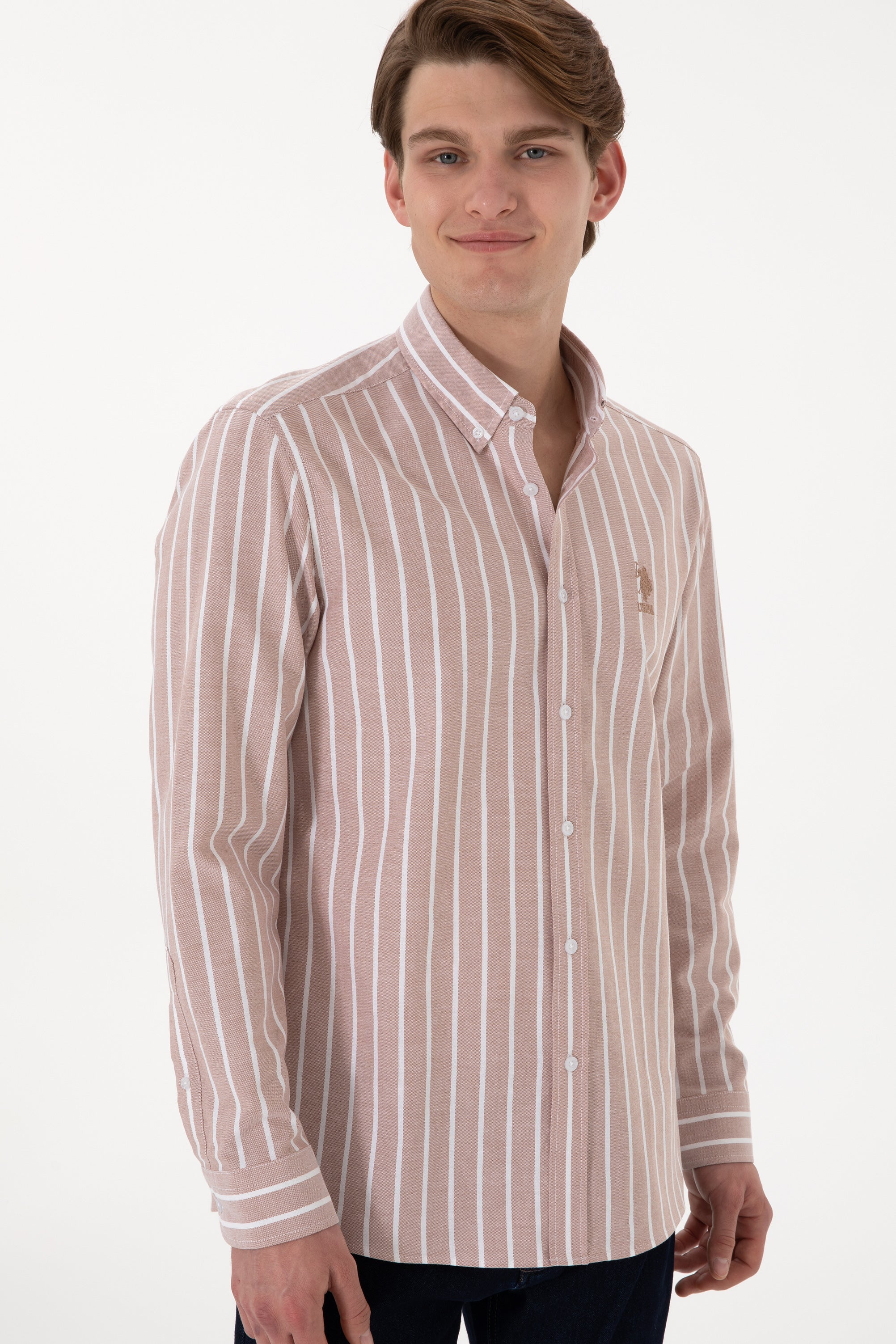 Cămașă Bărbați Pe Bej Nisipiu Cu Dungi Verticale Albe Și Logo Brodat