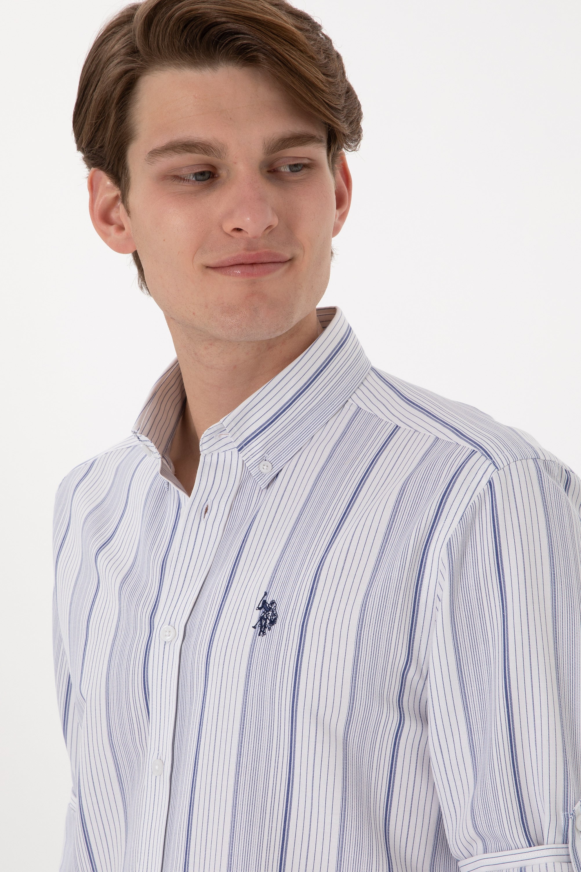 Cămașă Bărbați Pe Alb Cu Dungi Verticale Bleumarin Și Logo Discret