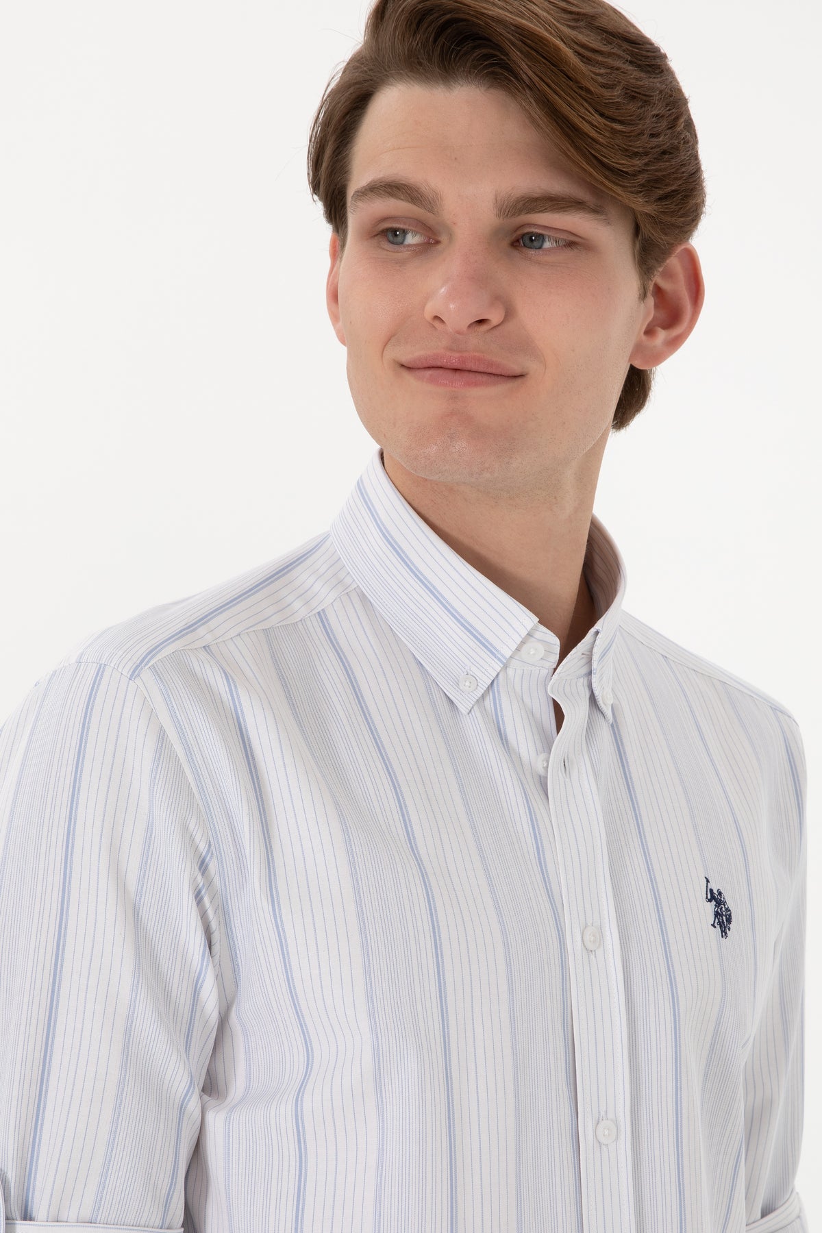 Cămașă Bărbați Pe Alb Cu Dungi Verticale Albastru Deschis Și Logo Discret