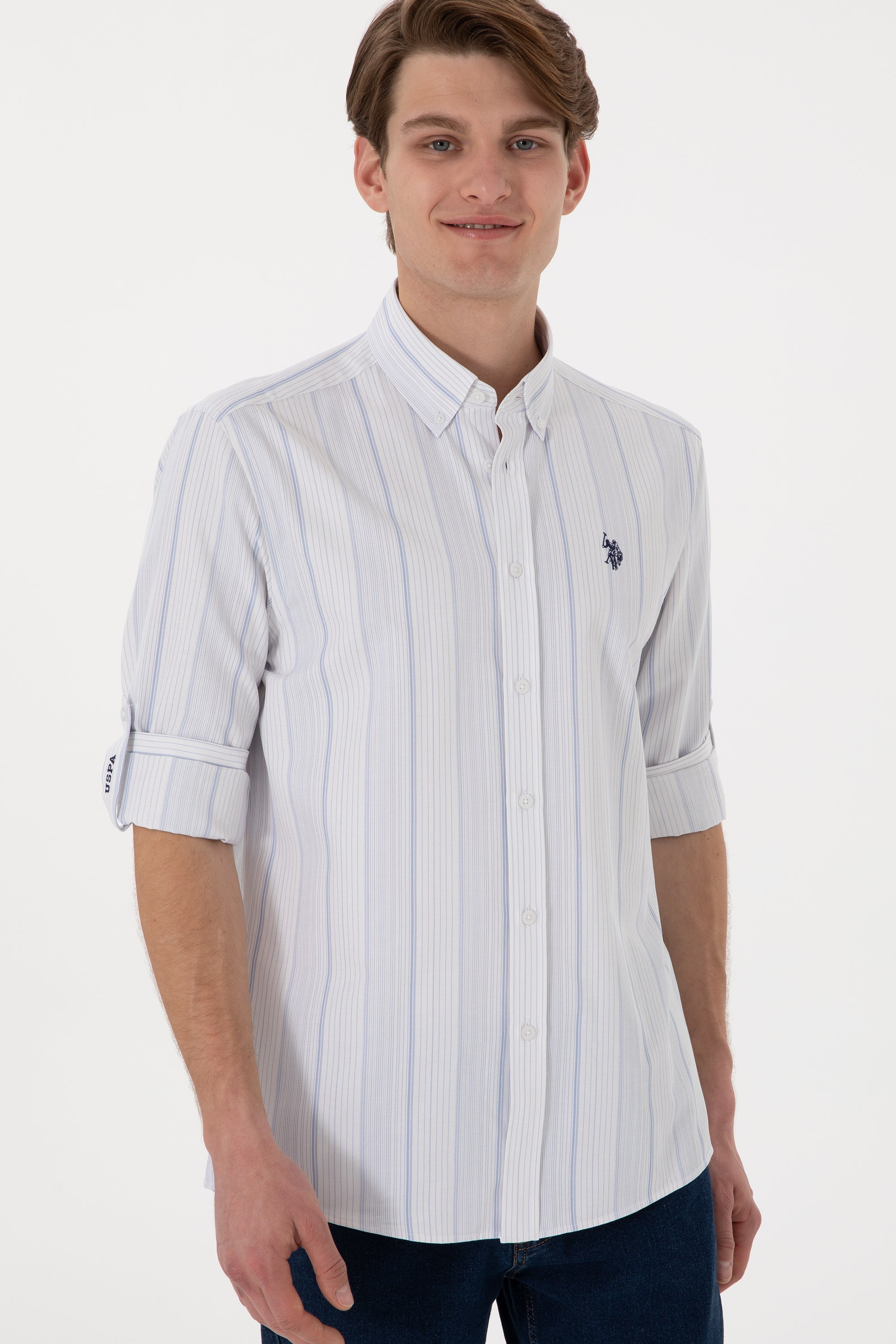 Cămașă Bărbați Pe Alb Cu Dungi Verticale Albastru Deschis Și Logo Discret
