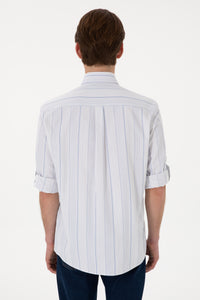 Cămașă Bărbați Pe Alb Cu Dungi Verticale Albastru Deschis Și Logo Discret
