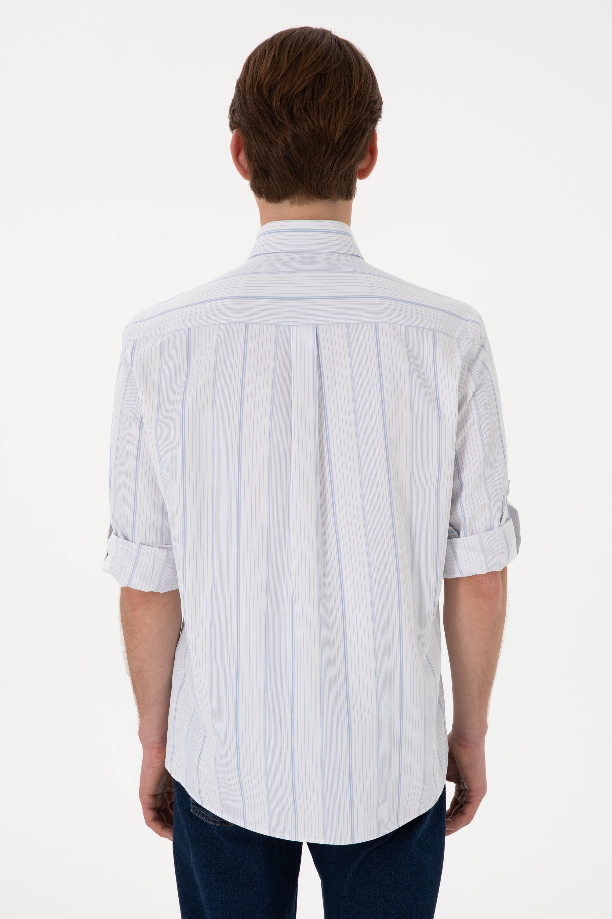 Cămașă Bărbați Pe Alb Cu Dungi Verticale Albastru Deschis Și Logo Discret
