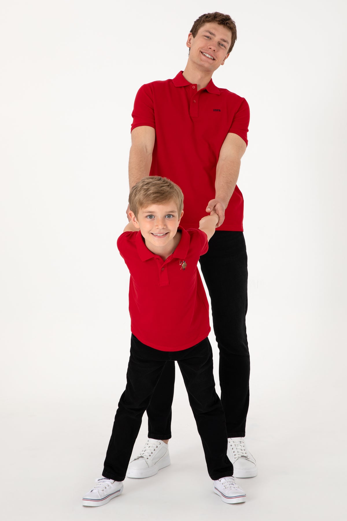 Tricou Polo Băieți Pe Roșu Cu Logo Colorat