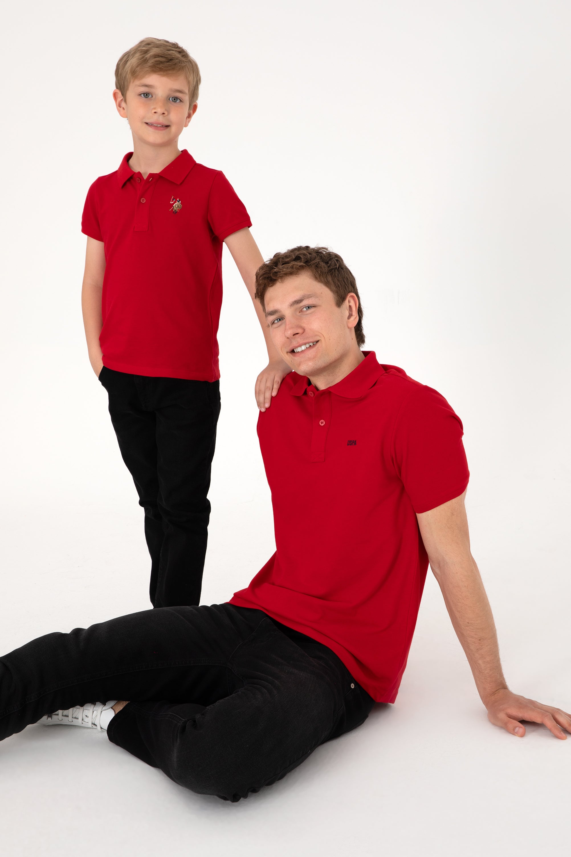 Tricou Polo Băieți Pe Roșu Cu Logo Colorat