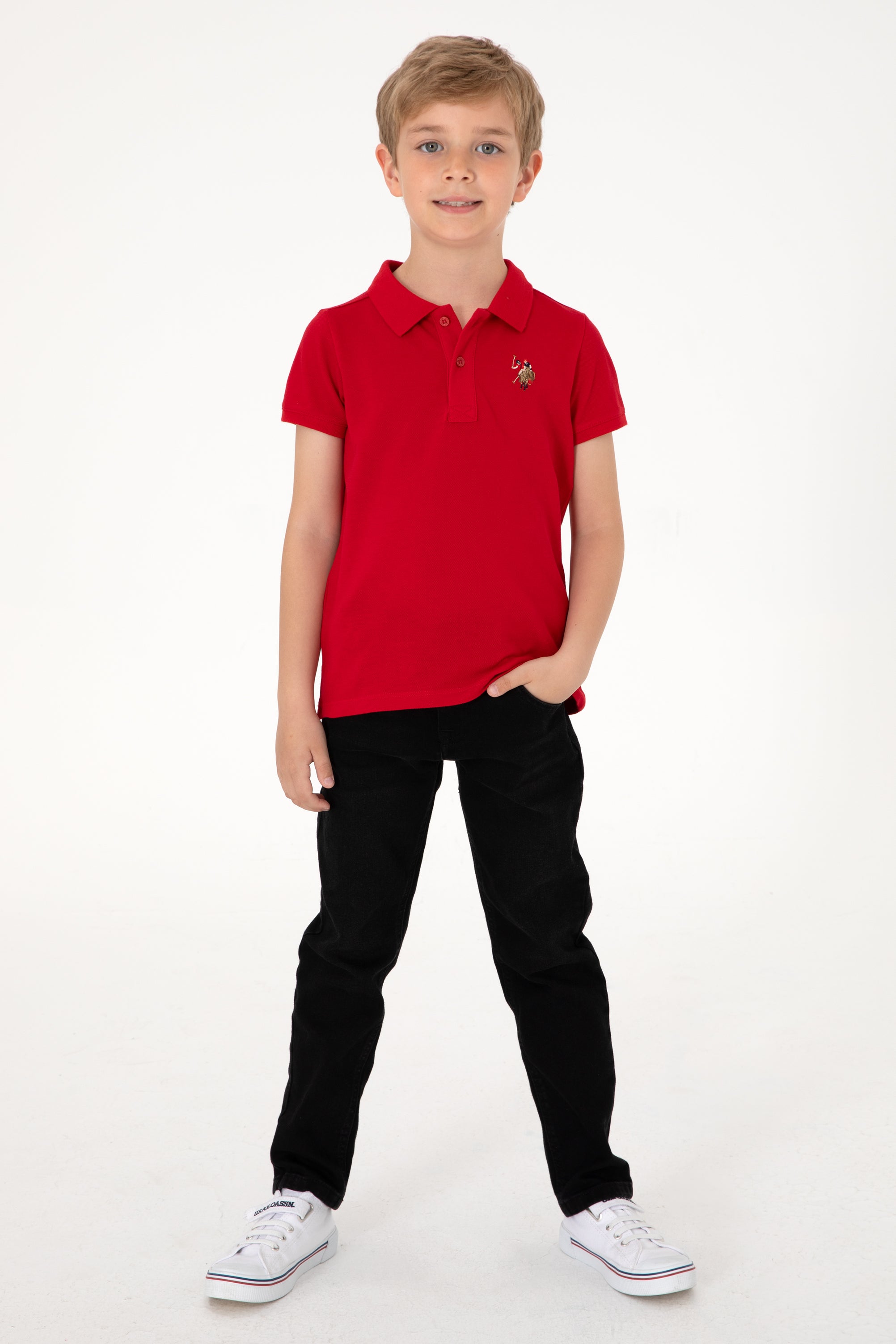 Tricou Polo Băieți Pe Roșu Cu Logo Colorat