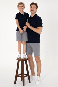 Tricou Polo Băieți Pe Bleumarin Cu Logo Colorat