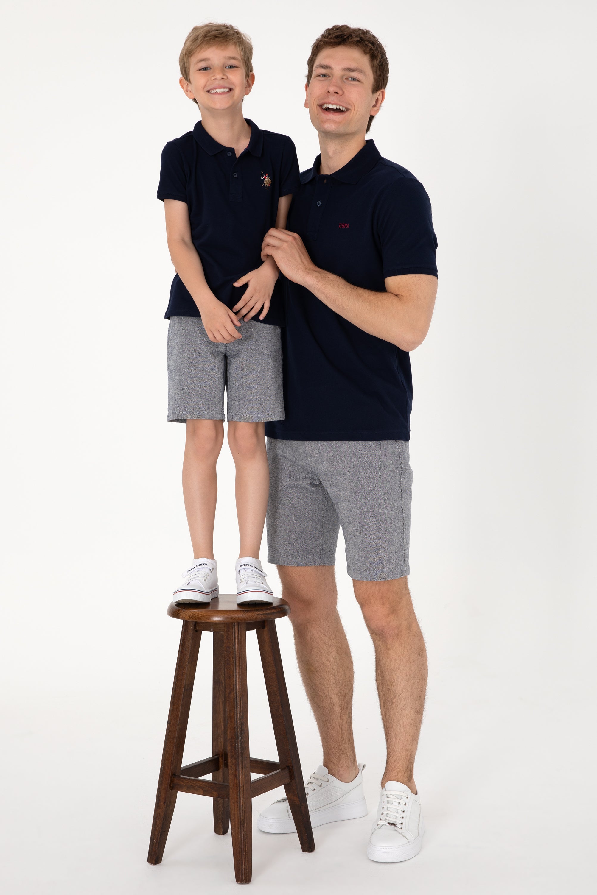 Tricou Polo Băieți Pe Bleumarin Cu Logo Colorat