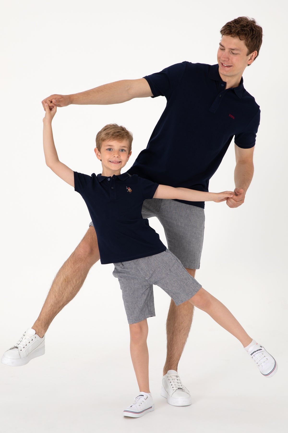 Tricou Polo Băieți Pe Bleumarin Cu Logo Colorat