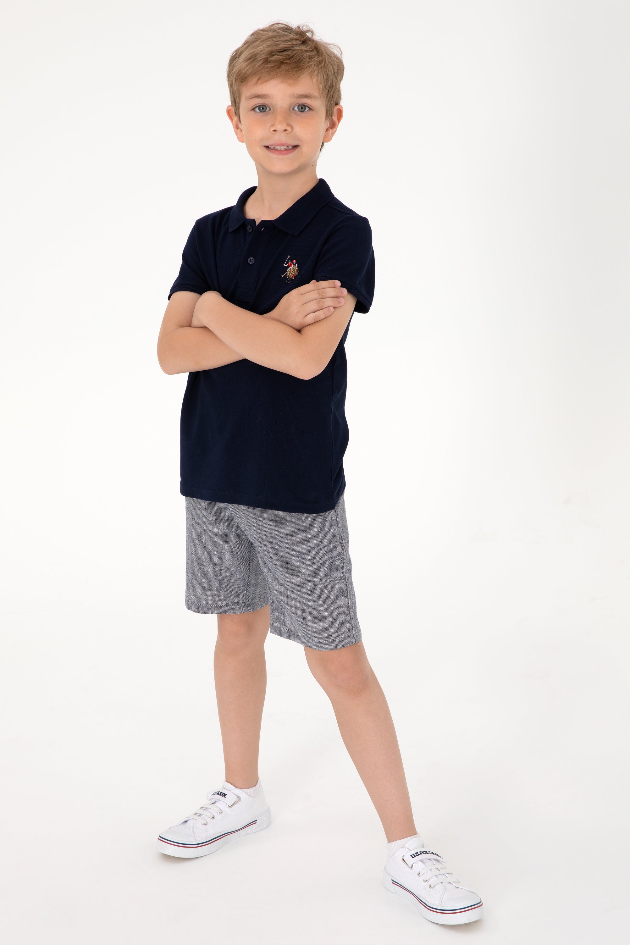 Tricou Polo Băieți Pe Bleumarin Cu Logo Colorat