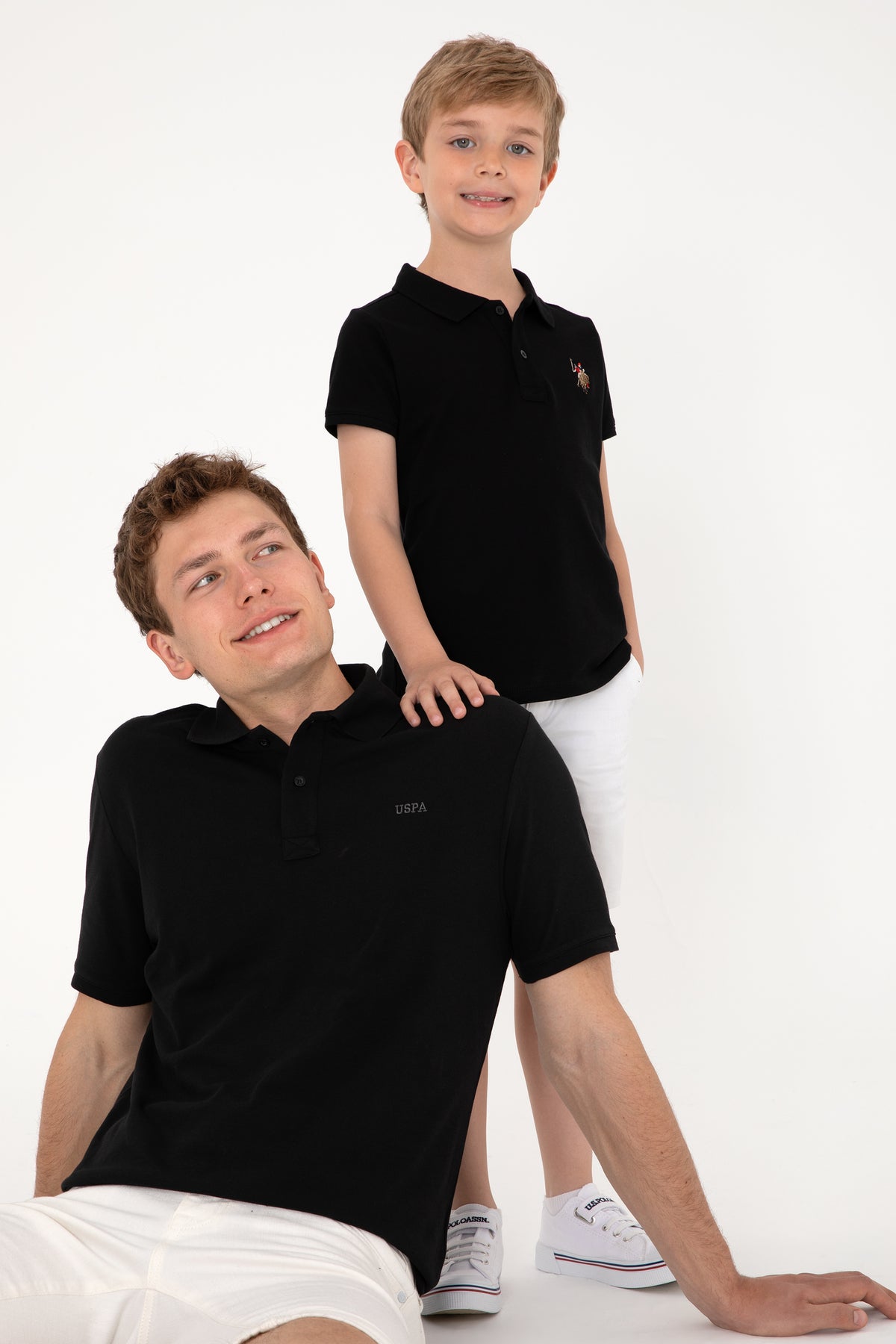 Tricou Polo Băieți Pe Negru Cu Logo Colorat