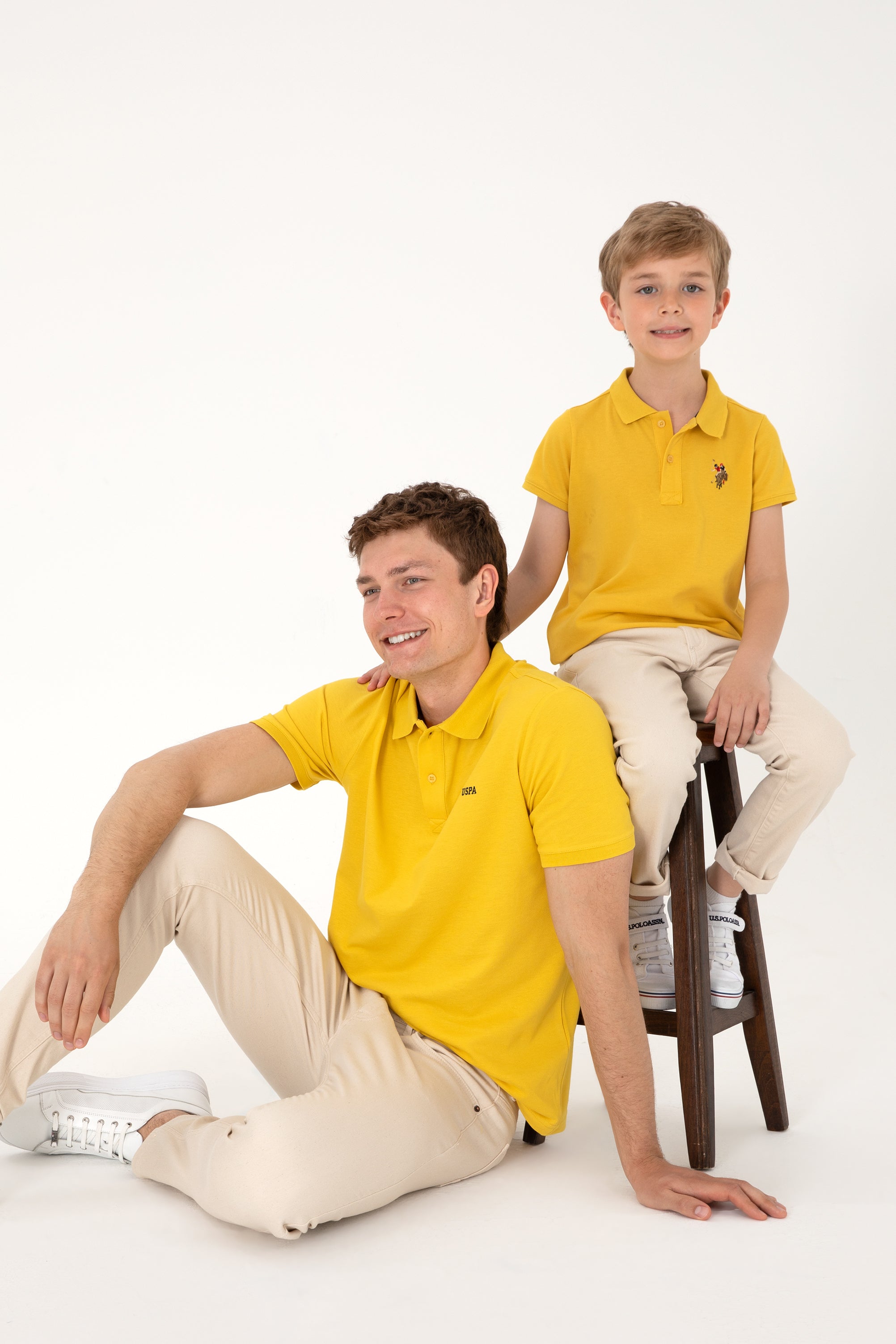 Tricou Polo Băieți Pe Galben Cu Logo Colorat