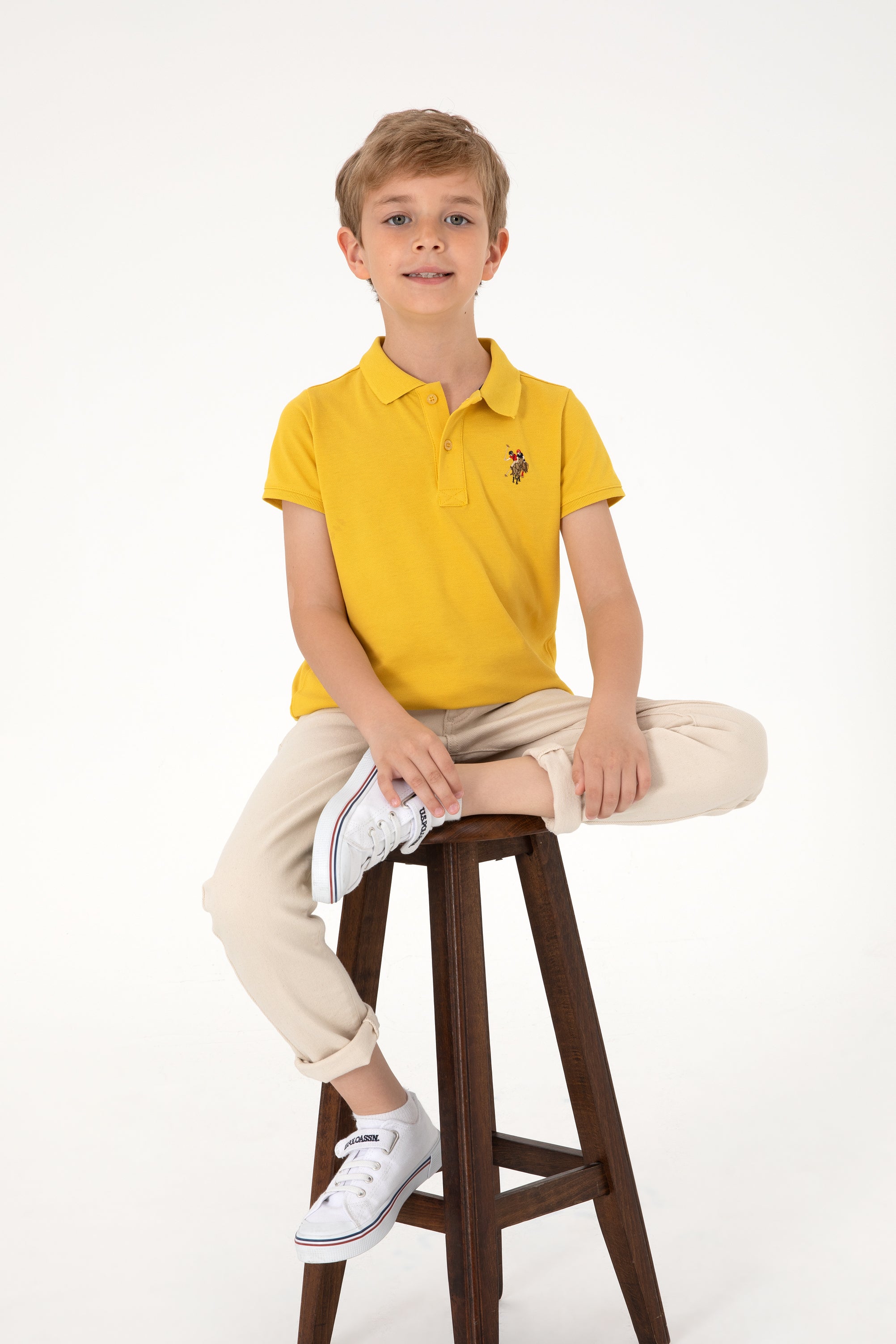 Tricou Polo Băieți Pe Galben Cu Logo Colorat