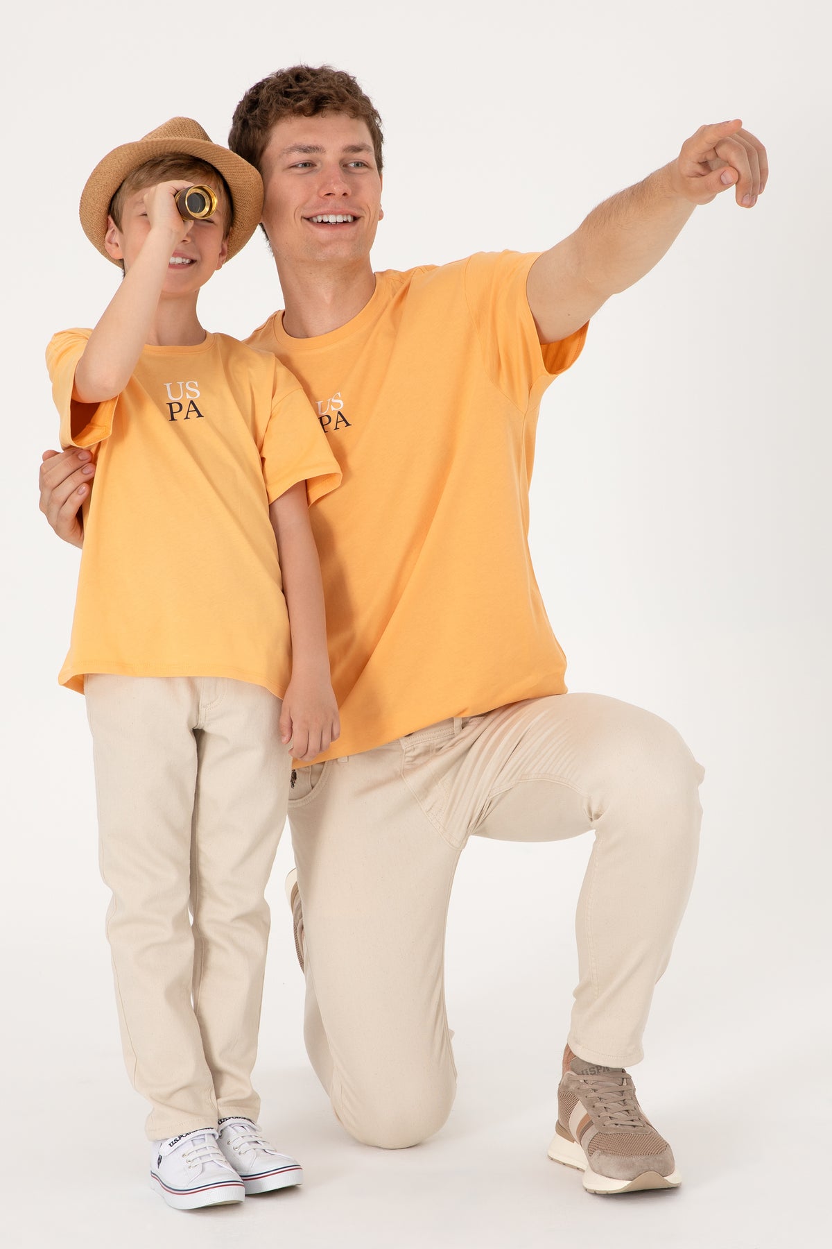 Tricou Băieți Portocaliu Deschis Cu Guler Rotund Și Print USPA