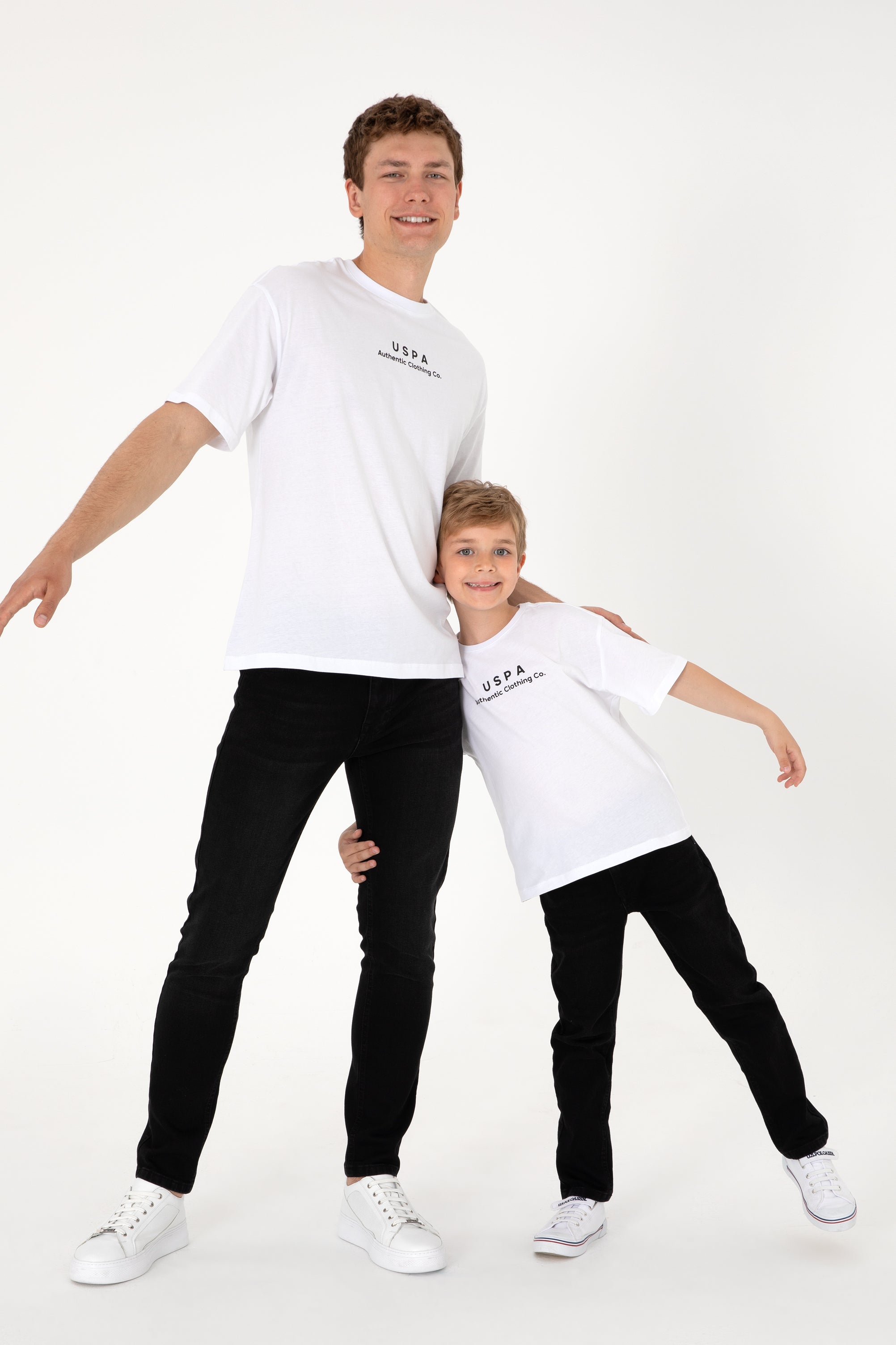 Tricou Băieți Alb Oversize Cu Guler Rotund Și Logo USPA 