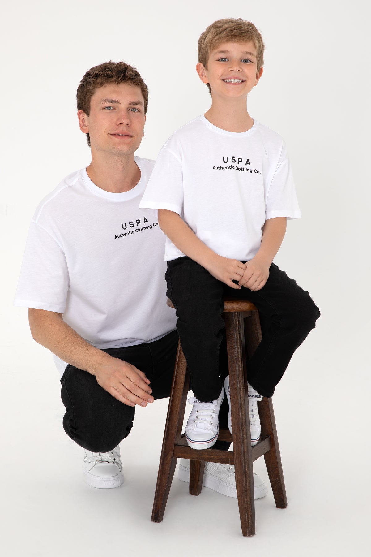 Tricou Băieți Alb Oversize Cu Guler Rotund Și Logo USPA 