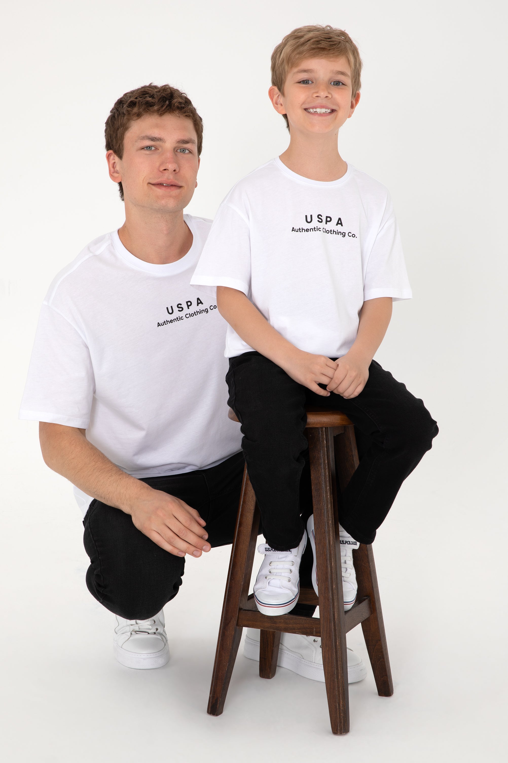 Tricou Băieți Alb Oversize Cu Guler Rotund Și Logo USPA 