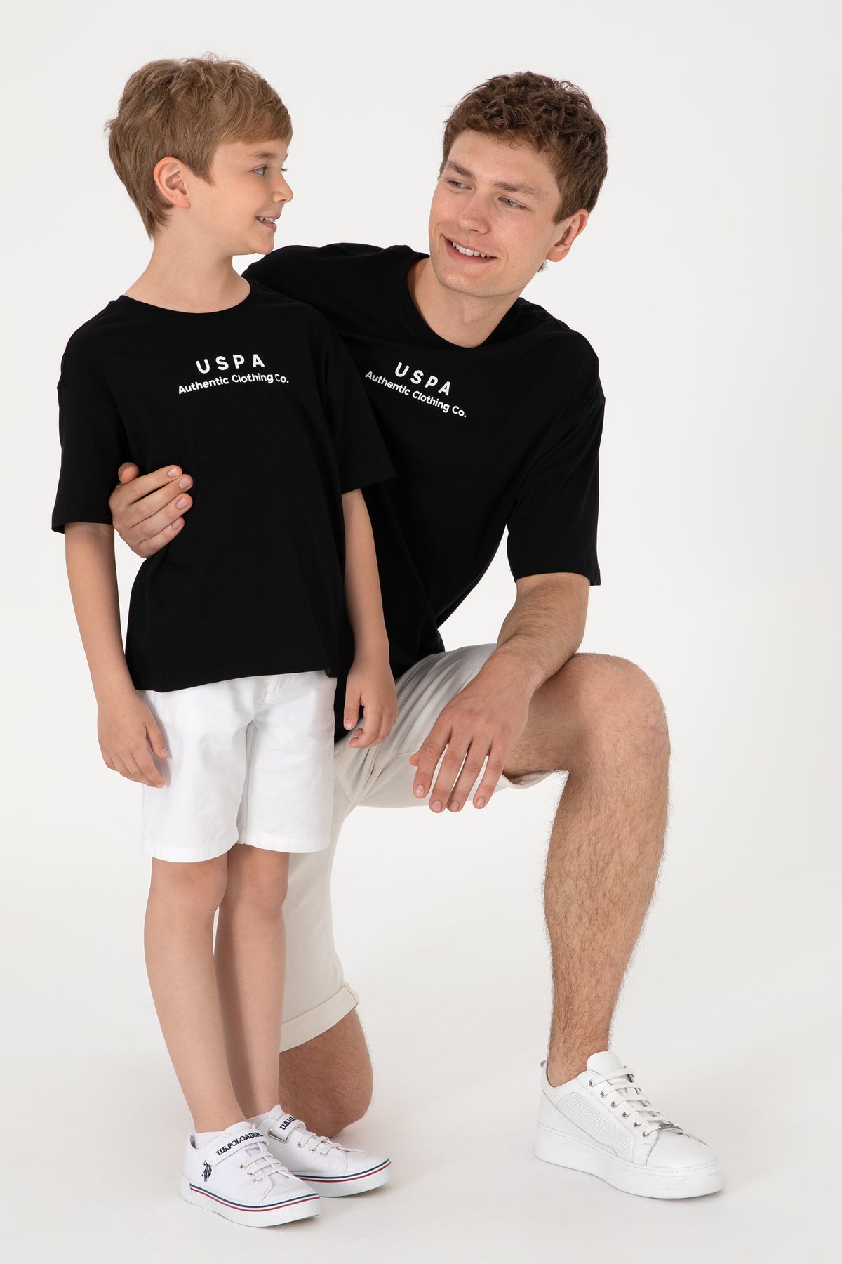 Tricou Băieți Negru Oversize Cu Guler Rotund Și Logo USPA 