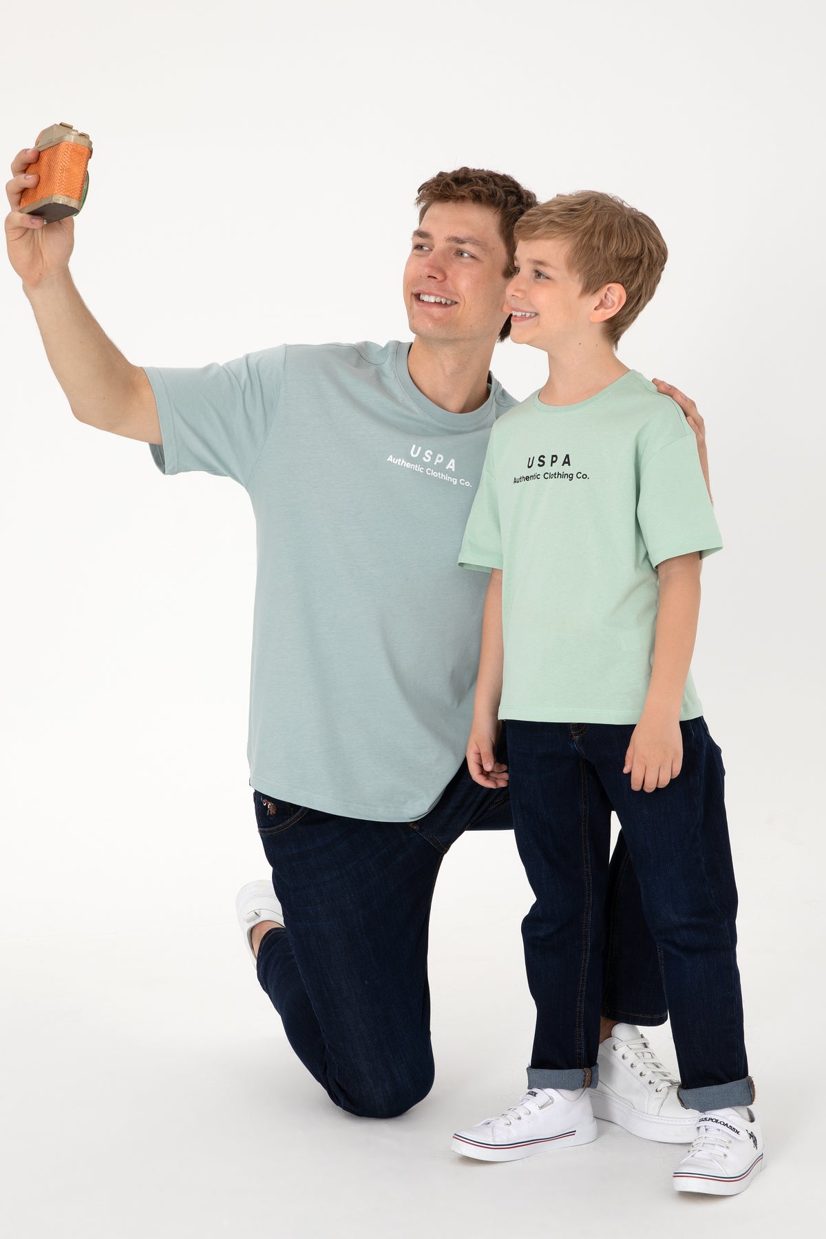 Tricou Băieți Verde Pal Oversize Cu Guler Rotund Și Logo USPA 