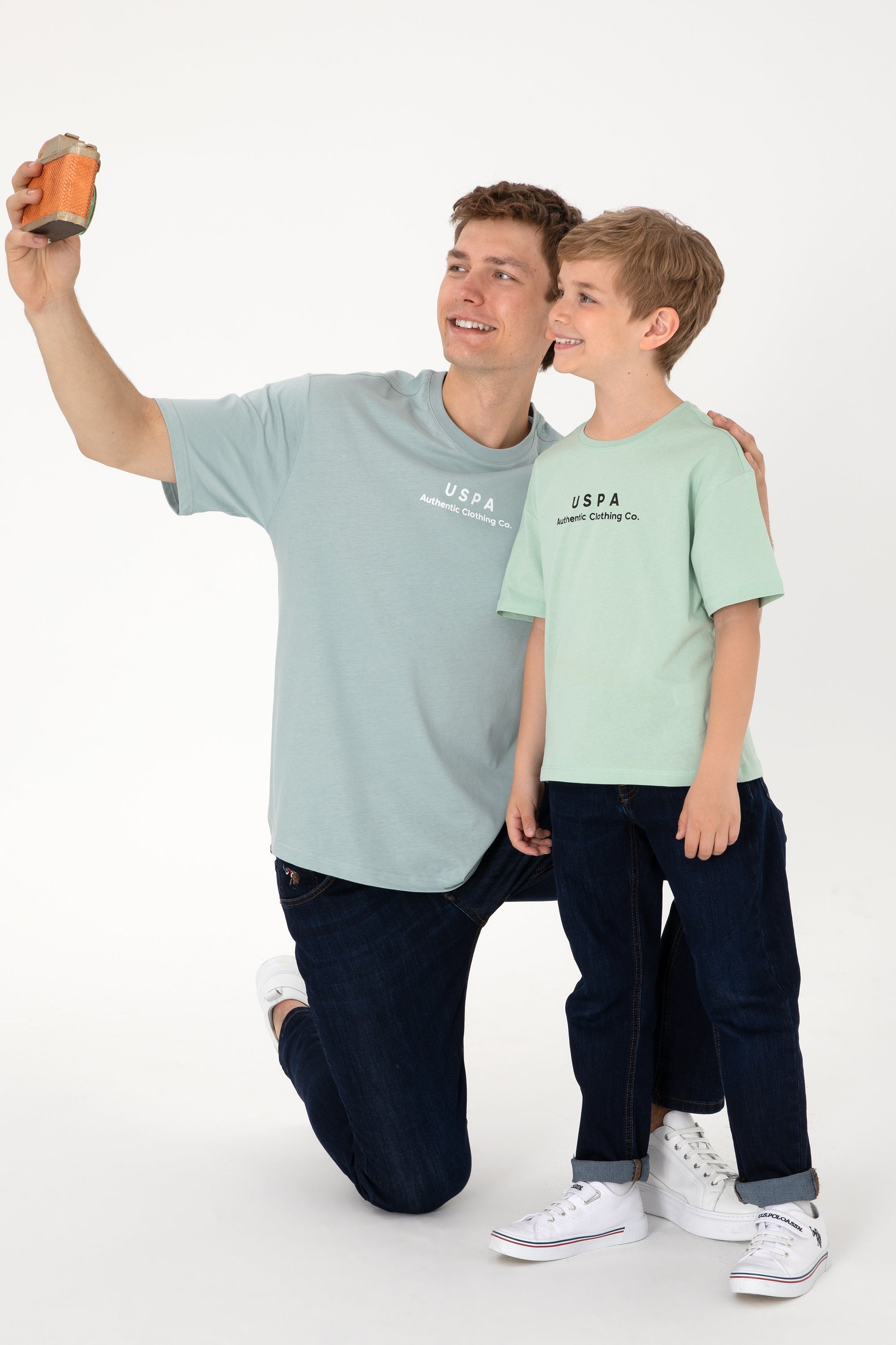 Tricou Băieți Verde Pal Oversize Cu Guler Rotund Și Logo USPA 