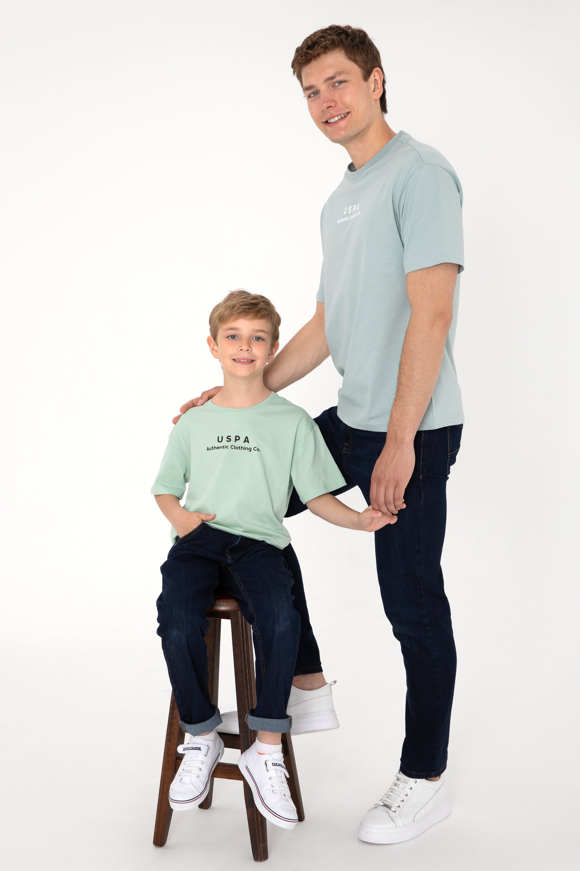 Tricou Băieți Verde Pal Oversize Cu Guler Rotund Și Logo USPA 