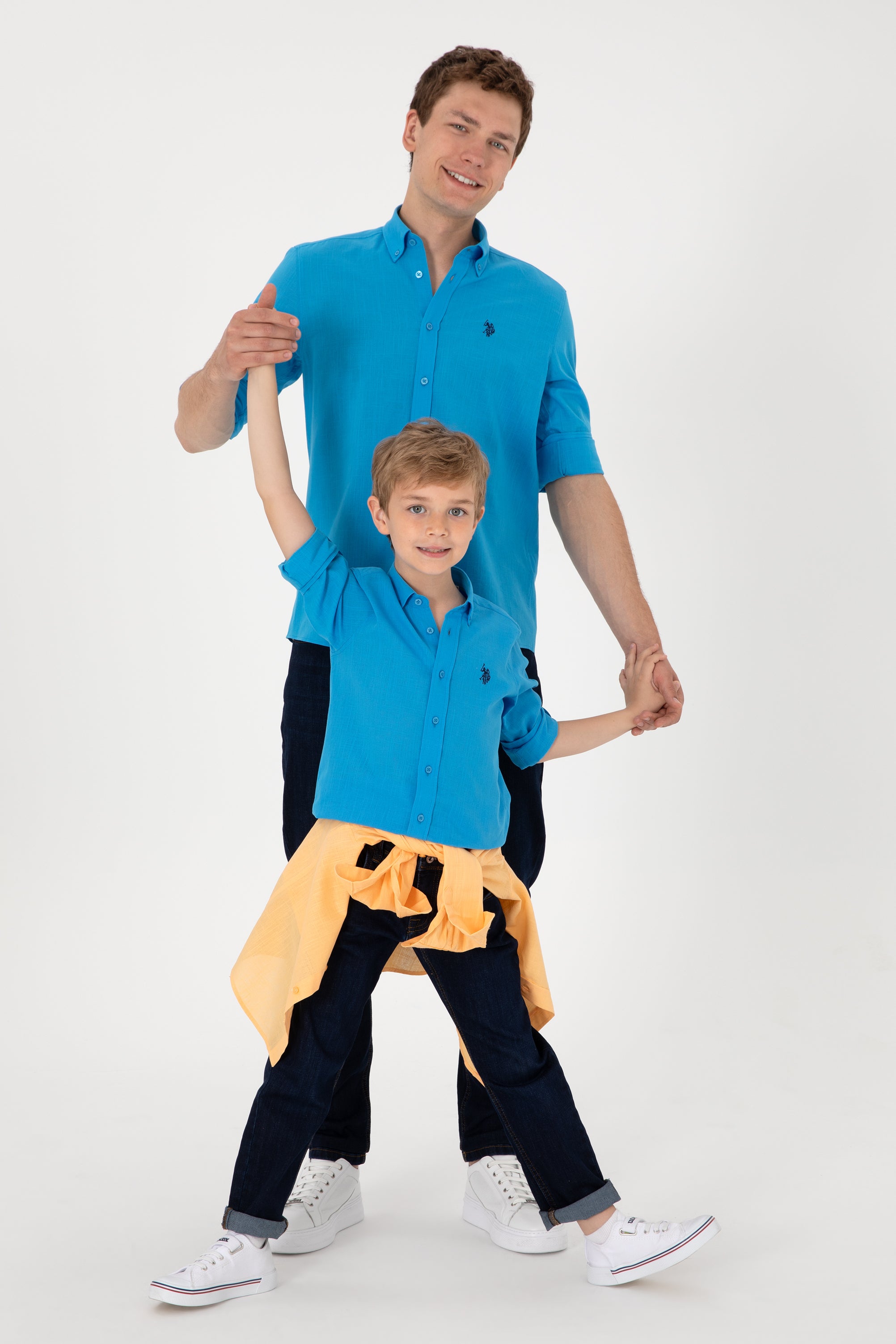 Cămașă Băieți Pe Albastru Coral Cu Logo Brodat