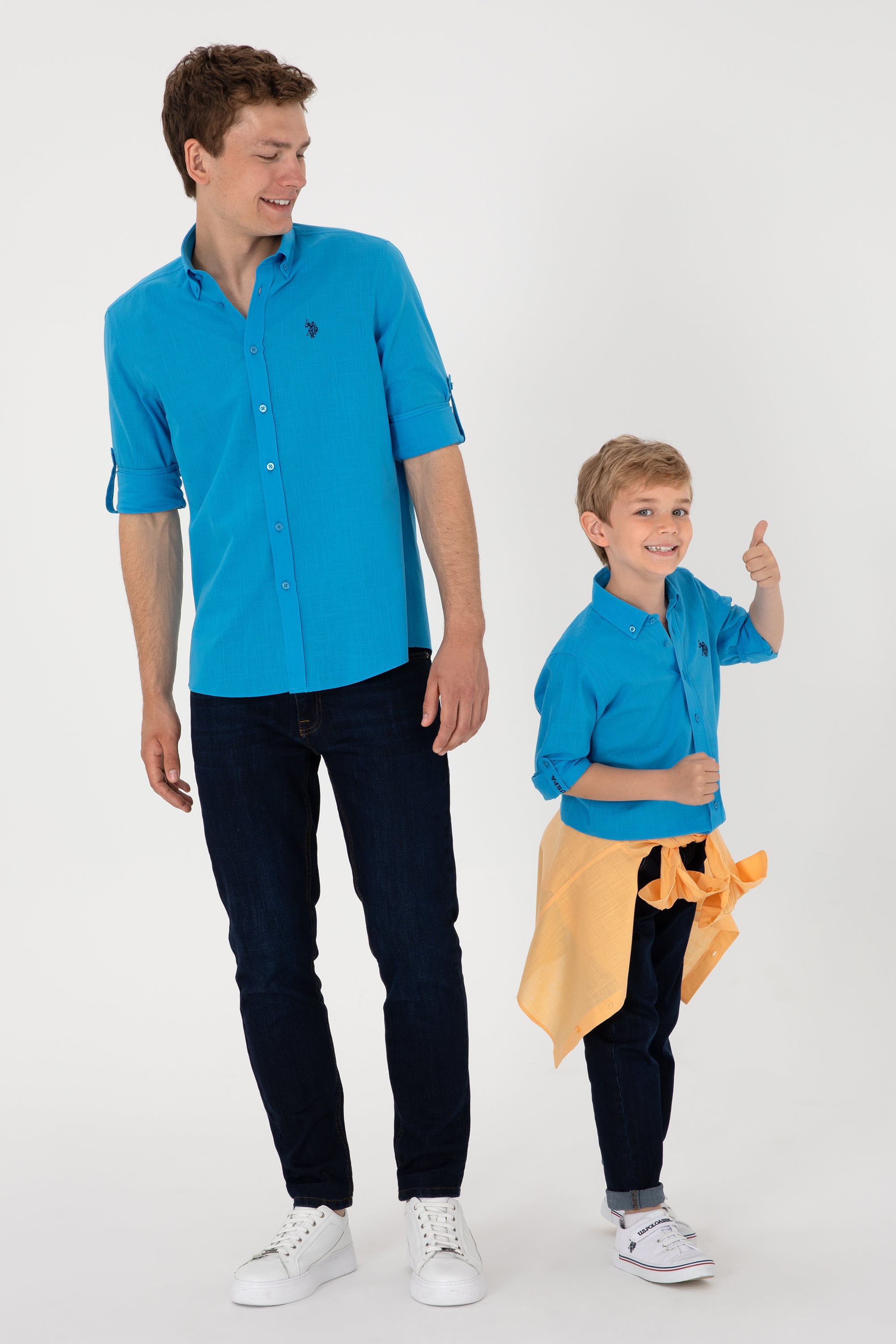 Cămașă Băieți Pe Albastru Coral Cu Logo Brodat