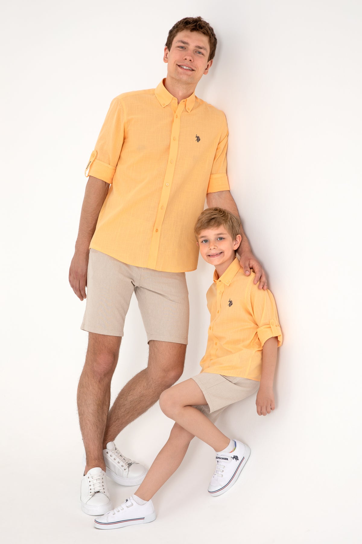 Cămașă Băieți Pe Portocaliu Deschis Cu Logo Brodat