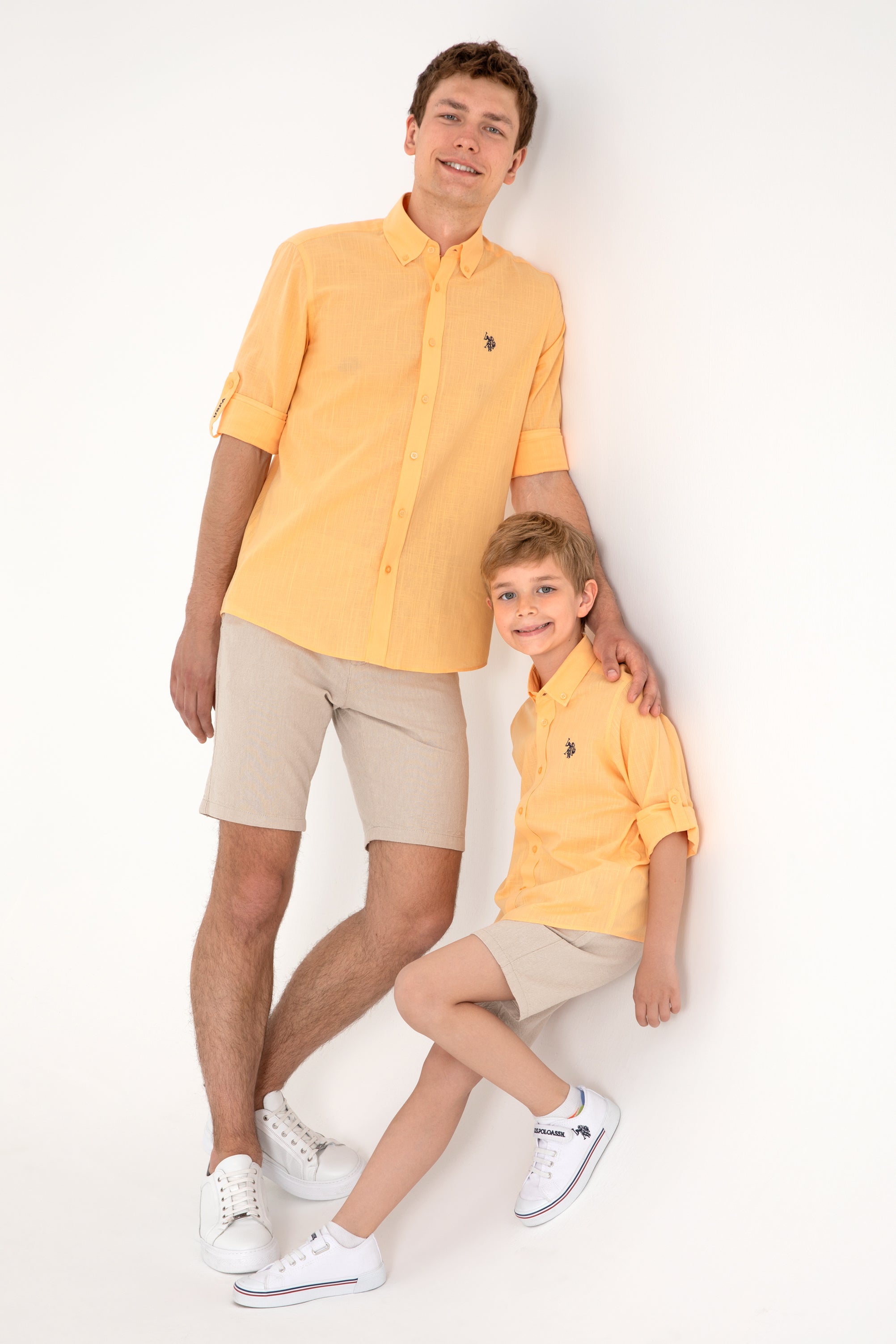 Cămașă Băieți Pe Portocaliu Deschis Cu Logo Brodat