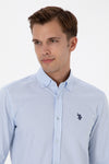 Camasa Barbat Pe Albastru Deschis Cu Logo Brodat Si Nasturi La Guler