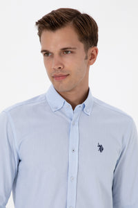 Camasa Barbat Pe Albastru Deschis Cu Logo Brodat Si Nasturi La Guler