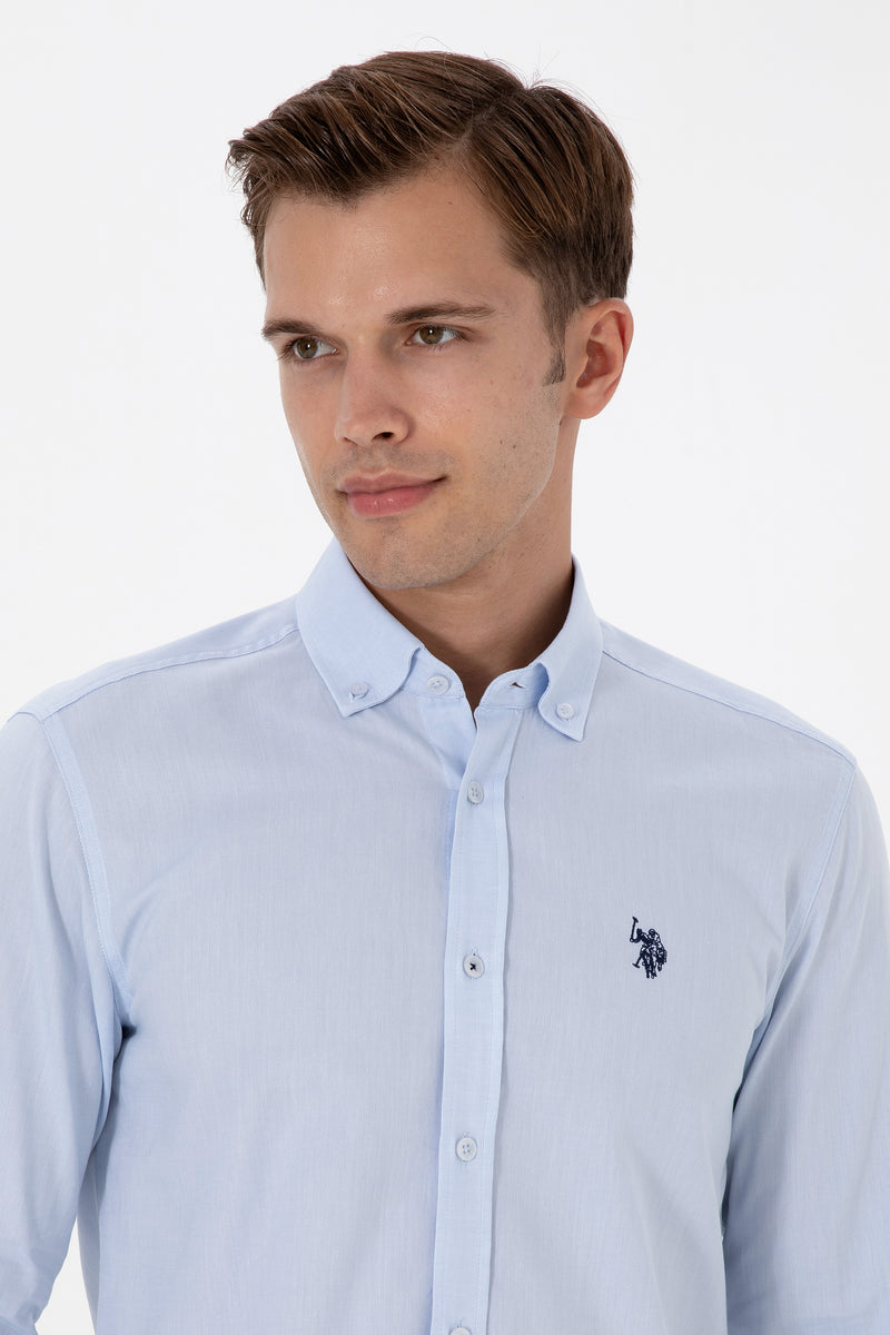 Camasa Barbat Pe Albastru Deschis Cu Logo Brodat Si Nasturi La Guler