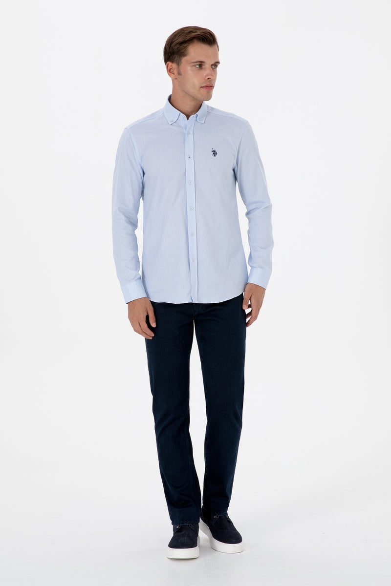 Camasa Barbat Pe Albastru Deschis Cu Logo Brodat Si Nasturi La Guler