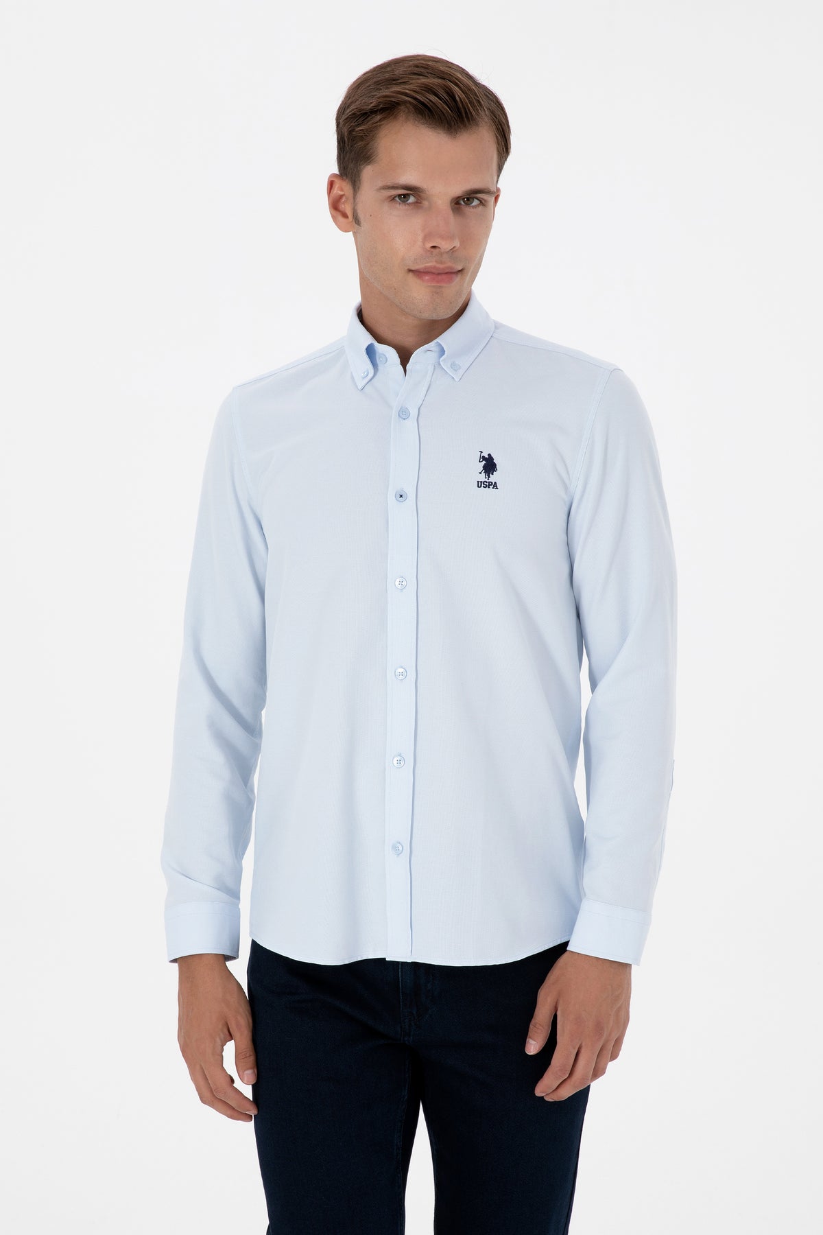 Camasa Barbat Pe Albastru Deschis Cu Textura Fina Si Logo Brodat