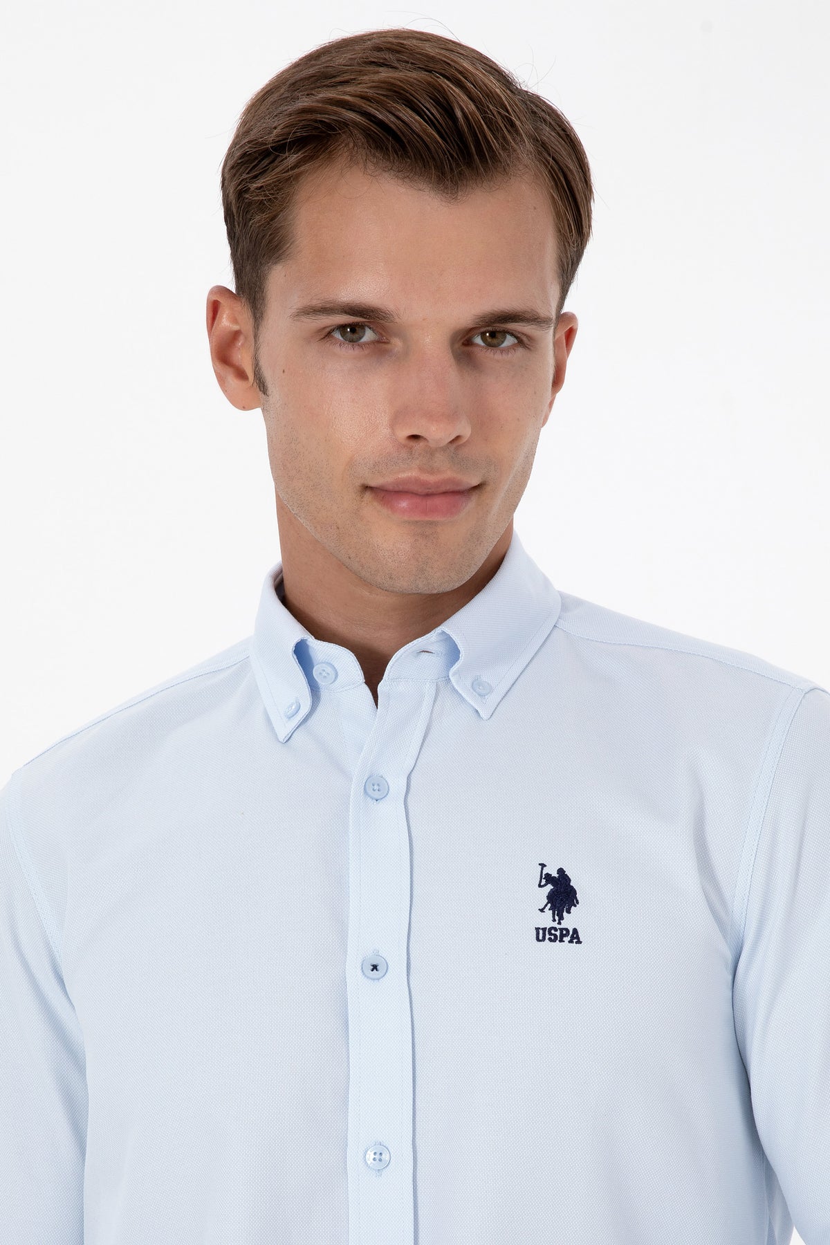 Camasa Barbat Pe Albastru Deschis Cu Textura Fina Si Logo Brodat