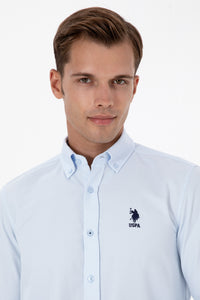 Camasa Barbat Pe Albastru Deschis Cu Textura Fina Si Logo Brodat