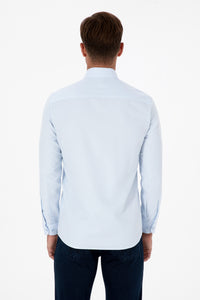 Camasa Barbat Pe Albastru Deschis Cu Textura Fina Si Logo Brodat