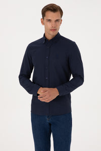 Camasa Barbat Pe Bleumarin Cu Textura Fina Si Logo Brodat