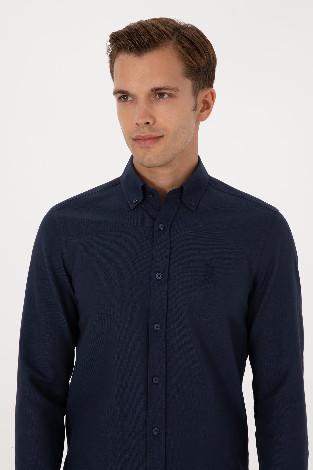 Camasa Barbat Pe Bleumarin Cu Textura Fina Si Logo Brodat