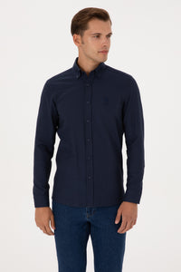 Camasa Barbat Pe Bleumarin Cu Textura Fina Si Logo Brodat