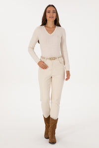 Pulover Dama Pe Bej Cu Guler In V Si Textura Cable