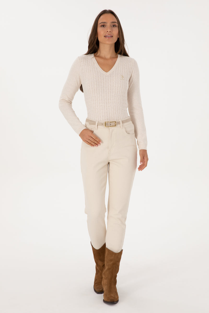 Pulover Dama Pe Bej Cu Guler In V Si Textura Cable