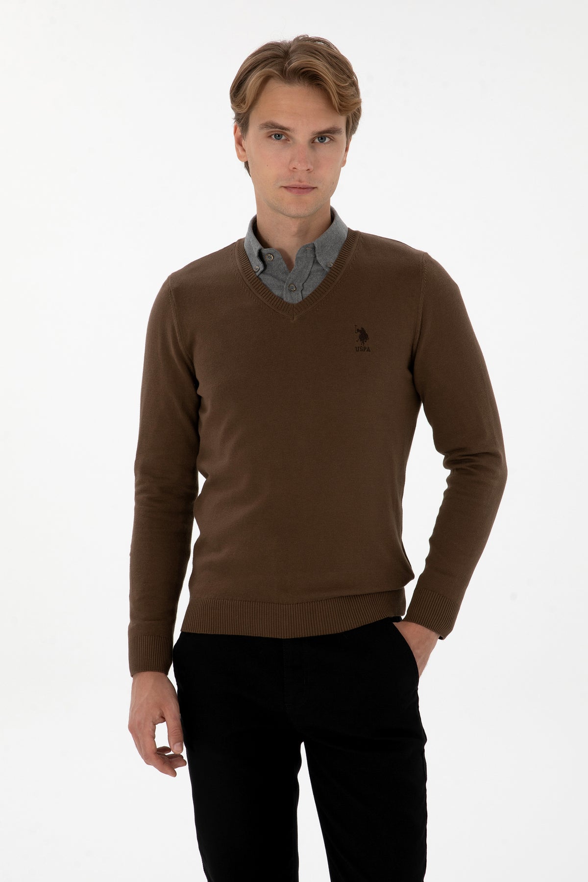 Pulover Barbat Pe Kaki Cu Guler In V Si Logo Brodat