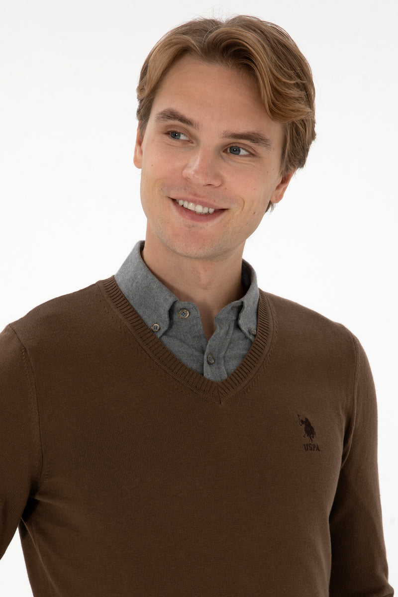 Pulover Barbat Pe Kaki Cu Guler In V Si Logo Brodat