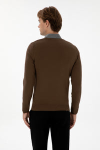 Pulover Barbat Pe Kaki Cu Guler In V Si Logo Brodat