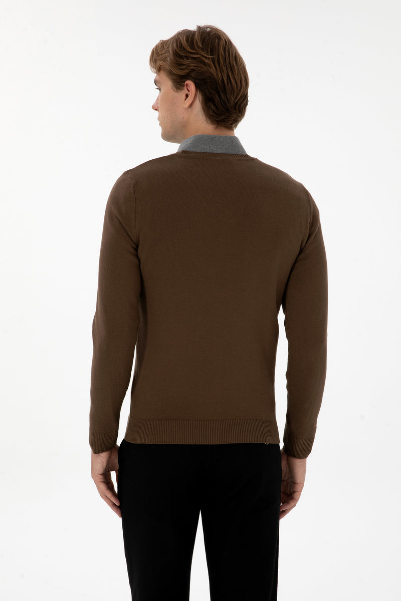 Pulover Barbat Pe Kaki Cu Guler In V Si Logo Brodat