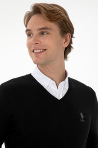 Pulover Barbat Pe Negru Cu Guler In V Si Logo Brodat