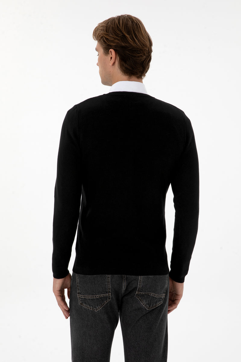 Pulover Barbat Pe Negru Cu Guler In V Si Logo Brodat