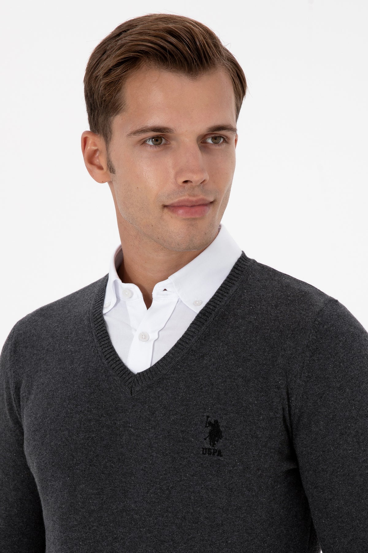 Pulover Barbat Pe Gri Inchis Cu Guler In V Si Logo Brodat